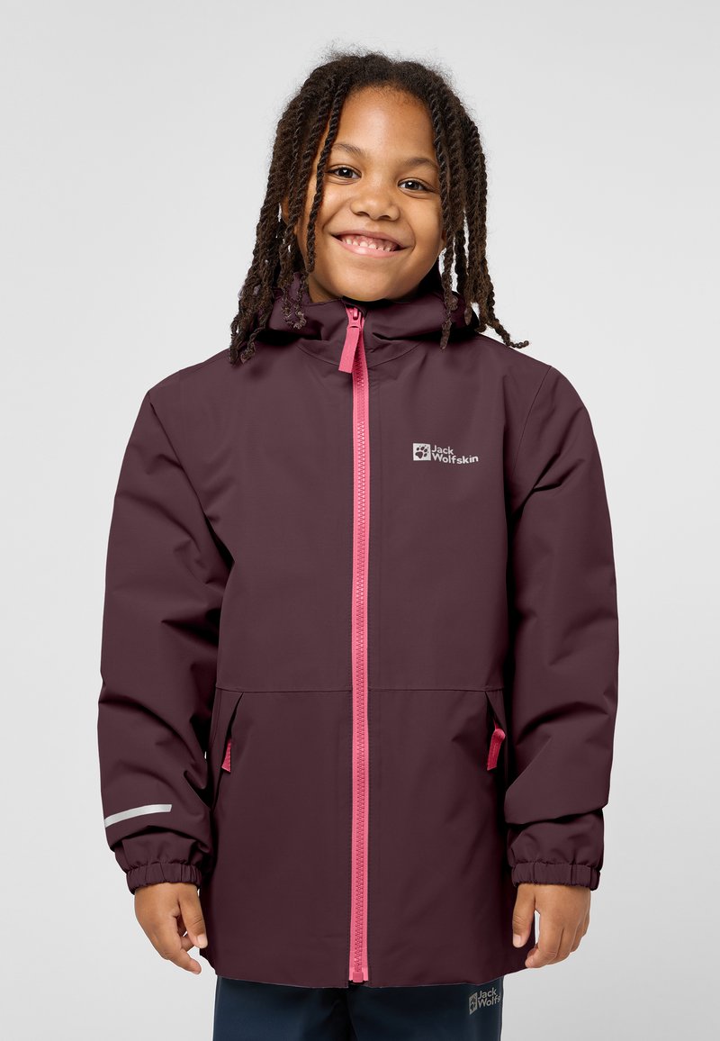 Bordeauxfarbene, wasserdichte Jacke mit pinkem Reißverschluss und Akzenten. Merkmale sind eine Kapuze, elastische Bündchen und zwei seitliche Taschen. Markenlogo auf der Brust.