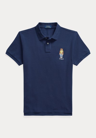 Polo bleu marine en coton, avec une patte de boutonnage à trois boutons et un logo d'ours brodé sur la poitrine gauche. Manches courtes avec une coupe classique.