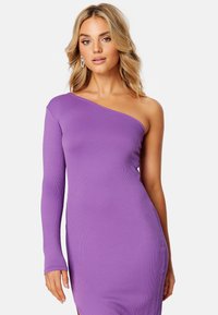 Abito viola a coste con spalla scoperta, caratterizzato da una manica lunga su un lato, vestibilità aderente e una texture liscia.