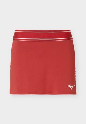 Gonna sportiva rossa con fascia elastica a righe bianche e piccolo logo bianco sul lato inferiore destro.