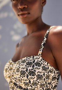 Next TUMMY CONTROL RUCHED BANDEAU STANDARD - Baddräkt - ecru black woodblock