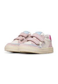 Sneakers rosa chiaro realizzati in suede e materiale sintetico, caratterizzati da due cinturini in Velcro, un accento blu sulla linguetta e una suola testurizzata.