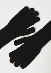 Coppia di guanti neri in lana lavorata a maglia stesi su uno sfondo bianco, che mostrano le dita complete e i polsini a costine.
