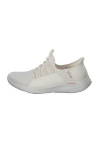 Scarpe da ginnastica bianche con tomaia in rete, design slip-on, pannelli testurizzati e suola curva. Presentano lacci elasticizzati e un logo "Relaxed Fit".
