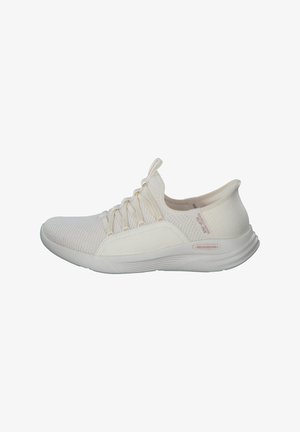 Hvide sportssko med mesh-overdel, slip-on design, struktureret panelering og en buet sål. Har elastiske snørebånd og et "Relaxed Fit" logo.