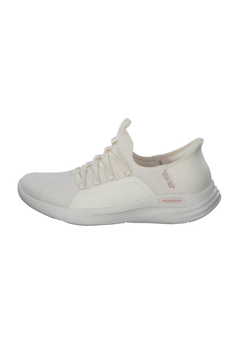 Scarpe da ginnastica bianche con tomaia in rete, design slip-on, pannelli testurizzati e suola curva. Presentano lacci elasticizzati e un logo "Relaxed Fit".
