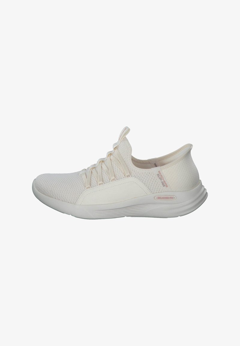 Weiße Sportschuhe mit einem Obermaterial aus Mesh, Slip-On-Design, strukturierten Paneelen und einer gekrümmten Sohle. Sie verfügen über elastische Schnürsenkel und ein "Relaxed Fit"-Logo.