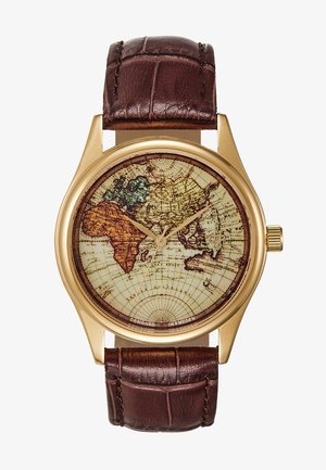 Die goldfarbene runde Uhr verfügt über ein vintage Weltkarten-Ziffernblatt mit einem braunen Lederarmband, strukturiertem Finish und kontrastierenden Stunden- und Minutenzeigern.