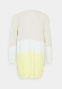 Strickpullover in beigen, weißen und gelben Streifen. Hat lange Ärmel und eine lockere Passform mit einer glatten Textur. Keine bemerkbare Hardware.