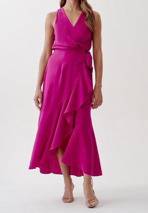 Robe portefeuille fuchsia avec un décolleté en V profond, sans manches, et un ourlet à volants. Texture lisse et accent noué à la taille.