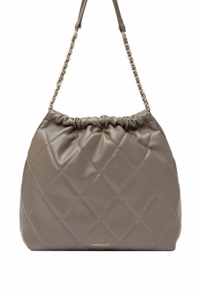 Quilted, grå lædertaske med snoråbning og kædestrop. Har guldbranding nederst og en glat, blank overflade.