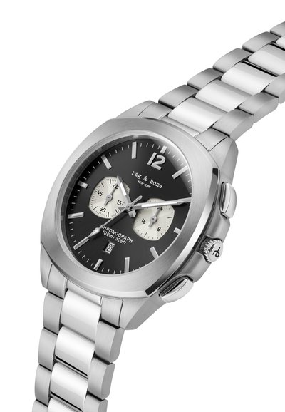 Ceas cronograf din oțel inoxidabil cu un cadran negru, marcaje luminoase, sub-cadrane albe și un brățară din linkuri argintii. Include o fereastră pentru dată.