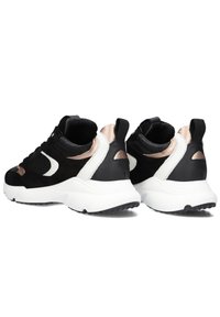 Zwarte suède sneakers met een witte accent en een metallic roségouden hiel. Massieve witte zool, gemêleerd materiaal en een lus aan de hiel voor gemakkelijk aan- en uittrekken.