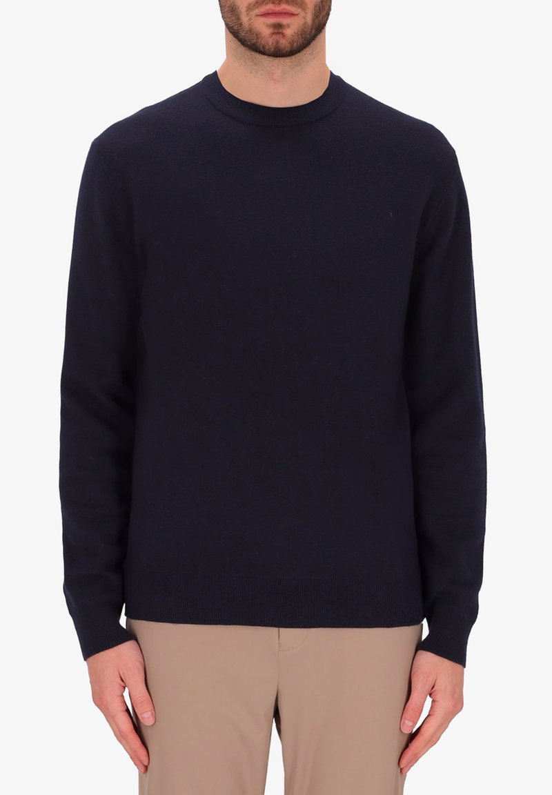 Maglione navy blue a girocollo realizzato in tessuto morbido, con maniche lunghe e un taglio classico, caratterizzato da un design senza cuciture e polsini a costine fini.
