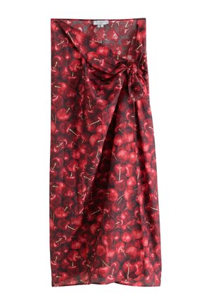 Roter Wickelrock mit gebundenem Knoten und Muster realistischer roter Kirschen mit Stielen auf dunklem Hintergrund.