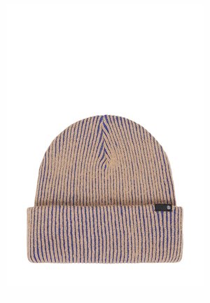 Bonnet tricoté avec bord replié beige et rayures verticales bleues, avec une petite étiquette en tissu noire sur le bord.