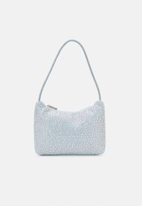 Ljusblå handväska med en glänsande yta, täckt av små iriserande kristaller. Har ett enda axelband och dragkedjestängning.