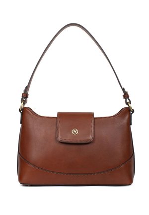 Brązowa skórzana torba na ramię z zakrzywionymi przeszyciami, klapą z małym złotym logo oraz regulowanym paskiem z metalowymi elementami.