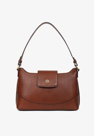 Brązowa skórzana torba na ramię z zakrzywionymi przeszyciami, klapą z małym złotym logo oraz regulowanym paskiem z metalowymi elementami.
