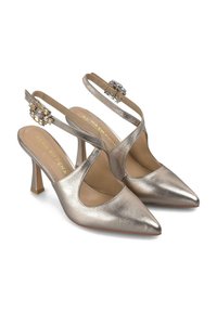 Scarpe con tacco alto in oro metallizzato con punte affusolate, lati intagliati e un accento a fibbia sul cinturino sul tallone, con una finitura testurizzata.