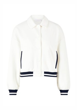 Veste blanche courte avec fermeture à boutons, accents à rayures marines sur les poignets et l'ourlet, texture douce et col classique.