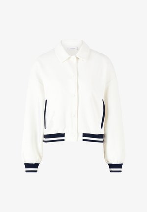 Witte cropped jas met knoopsluiting, marineblauwe strepenaccenten op de mouwen en zoom, soepele textuur en een klassieke kraag.