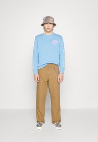 Levi's® STANDARD FIT GRAPHIC CREWNECK SWEATSHIRT - Sudadera - silvertab/silver lake blue