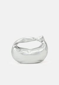 Srebrna torebka z satyny z uchwytem w formie węzła, o zaokrąglonym kształcie i gładkiej fakturze, zapinana na zamek.