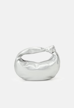 Sac à main en satin argenté avec une anse nouée, présentant une forme arrondie et une texture lisse, conçu avec une fermeture éclair.