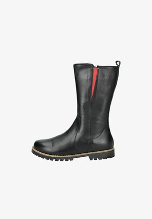 Botte en cuir noir jusqu'au genou avec une finition lisse, détail de fermeture éclair rouge contrastant et une semelle robuste pour une meilleure traction.