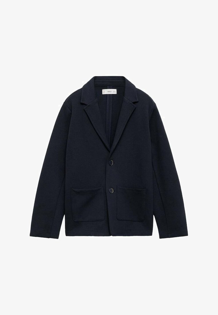 Granatowa marynarka wykonana z teksturowanej tkaniny, z klapami, dwiema przednimi kieszeniami i zapięciem na jeden guzik. Prosty fason.