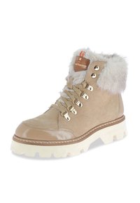 Botas de tobillo beige con cordones, cuello de piel sintética, parte superior de ante, puntera de charol, ojales de metal y suela gruesa blanca.