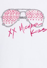 Witte T-shirt met een grafisch ontwerp van grote zonnebrillen, verfraaid met roze en zilveren pailletten, vergezeld van de tekst "XX Michael Kors" in het roze.