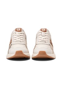 Vita sneakers med ljusbruna detaljer, tillverkade av läder och mocka, med en strukturerad sula, snören och en logotyp på tungan.