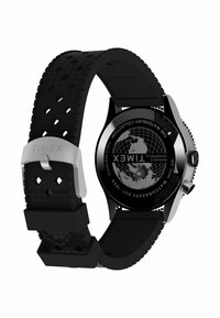 Zegarek Timex z czarnym gumowym paskiem, teksturowanym wzorem, stalową klamrą i czarną okrągłą tarczą z mapą świata.