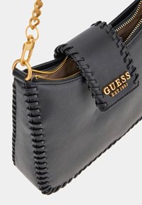 Guess LIBERA NÄHTE IN RELIEFOPTIK - Borsa a mano - schwarz