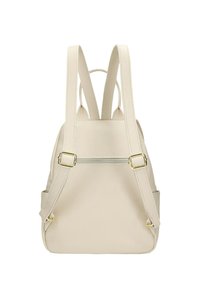 Kremowy skórzany plecak z regulowanymi paskami, dwiema bocznymi kieszeniami i zamykaną na zamek komorą z tyłu. Gładka faktura, minimalna ilość metalowych elementów.