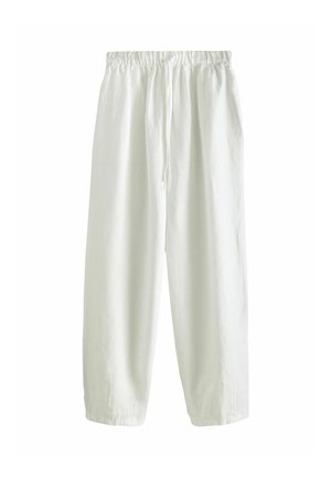 Luźne białe spodnie z elastycznym pasem i sznurkiem, proste nogawki, wykonane z lekkiego materiału.