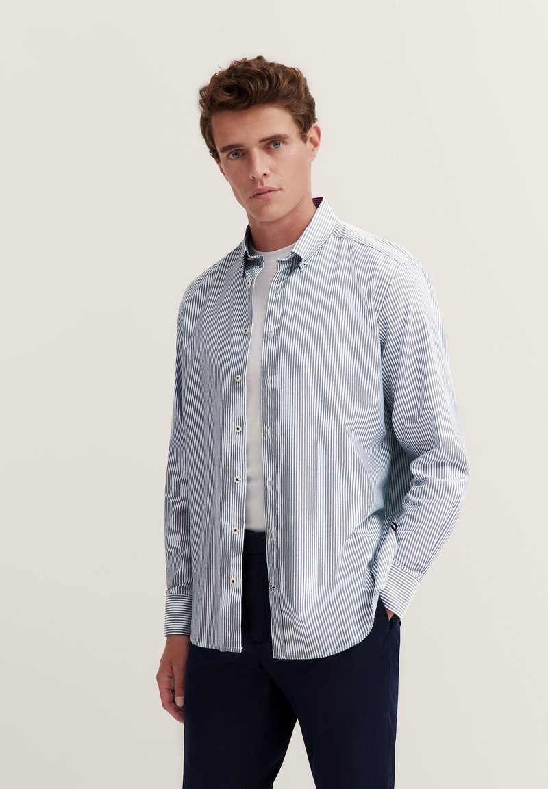Hellblau-weißer gestreifter Button-Up-Hemd aus Baumwolle, mit Kragen und langen Ärmeln mit Knopfmanschetten. Einfaches weißes Unterhemd sichtbar.
