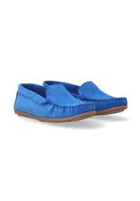 Niebieskie zamszowe buty w stylu mokasynów z miękką teksturowaną powierzchnią i detalami przeszyć wzdłuż wierzchu. Posiadają elastyczną brązową gumową podeszwę.
