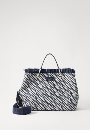 Granatowo-biała pleciona torba typu tote z wykończeniem z frędzli, krótkimi uchwytami oraz odpinanym granatowym paskiem z logo "Emporio Armani."