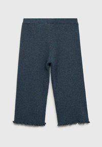 Pletene, skrajšane legice v temno modri barvi, s rebrasto teksturo in robom brez obdelave. Mehak material z oprijetim silhuetom.