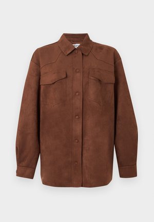 Chaqueta camisa larga de ante marrón con cierre de botones en el frente y dos bolsillos con solapa en el pecho.