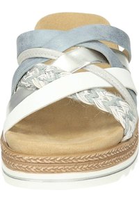 Sandale en slide texturée avec des brides tressées en argent, bleu et blanc. Dispose d'une semelle intérieure rembourrée beige et d'une semelle extérieure tissée et striée.