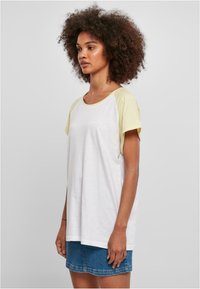 Urban Classics CONTRAST RAGLAN - T-shirts med print - white softyellow