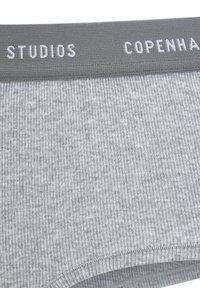 Szürke bordázott boxeralsó puha textúrával és kontrasztos szürke derékrésszel, amelyen fehér betűkkel "STUDIOS" és "COPENHAGEN" felirat olvasható.