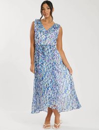 Maxikleid aus fließendem, semi-transparentem Stoff mit einem blauen und lila Blumenmuster, V-Ausschnitt, Rüschenschultern und einer taillierten Taille.