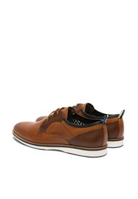 Chaussures en cuir marron avec une finition lisse, agrémentées d'accents en maille. Doublure intérieure noire à motifs, semelle blanche et accents bleu et blanc au talon.