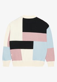 Maglione lavorato a maglia con un motivo geometrico a blocchi nei colori nero, crema, rosa e azzurro chiaro. Polsini e orlo a coste. Vista posteriore con colletto a girocollo.