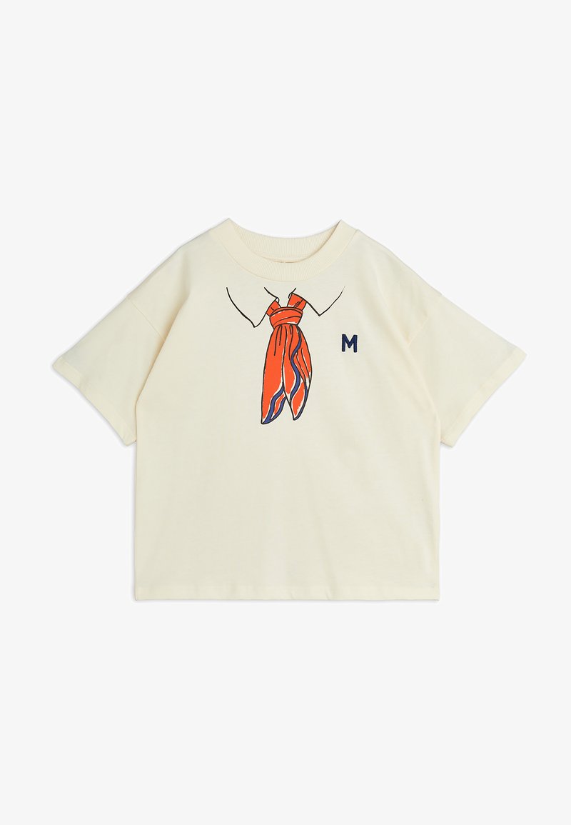 Kremo spalvos trumpomis rankovėmis marškinėliai su piešiniu, kuriame oranžinė skara yra suglausta prie apykaklės, ir mėlyna siuvinėta 'M' akcentas šone.